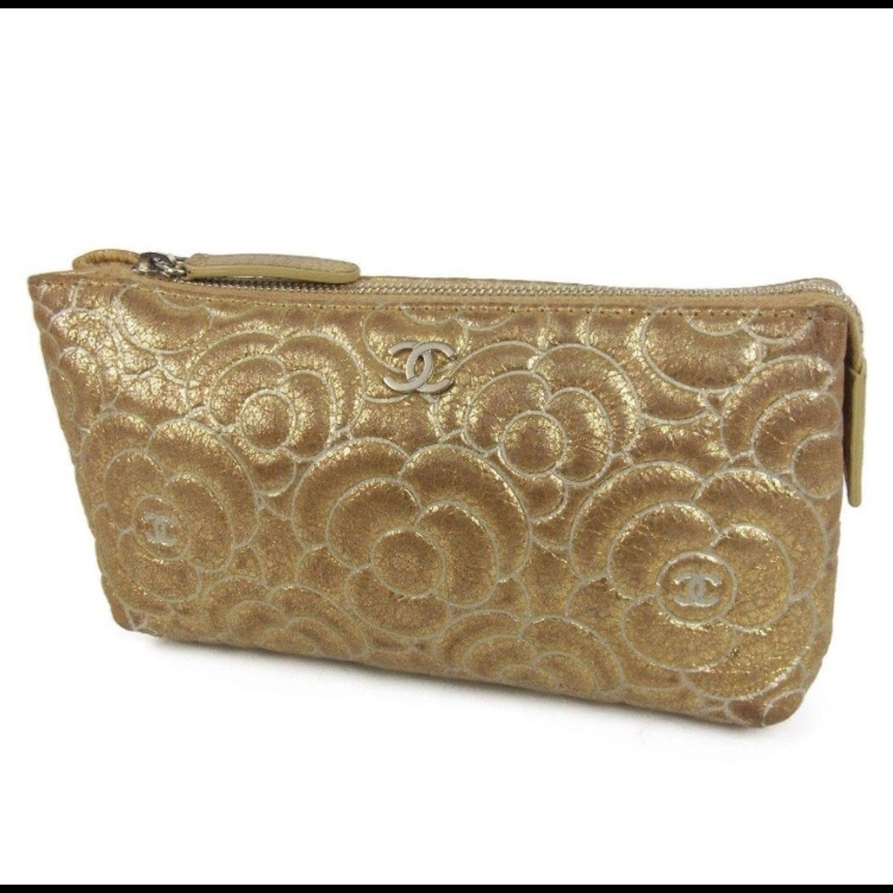 CHANEL 💯% authentic camellia shiny leather pouch - Picture 2 of 8